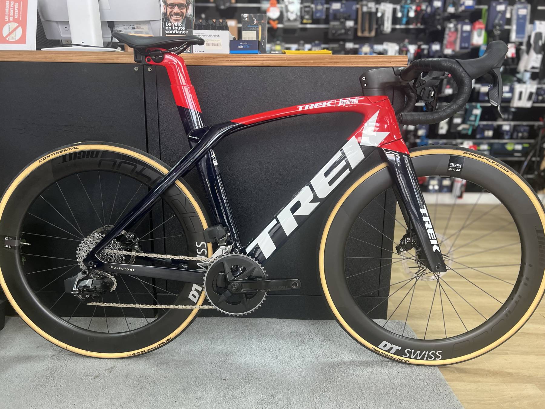 TREK MADONE SLR6 Segafredo